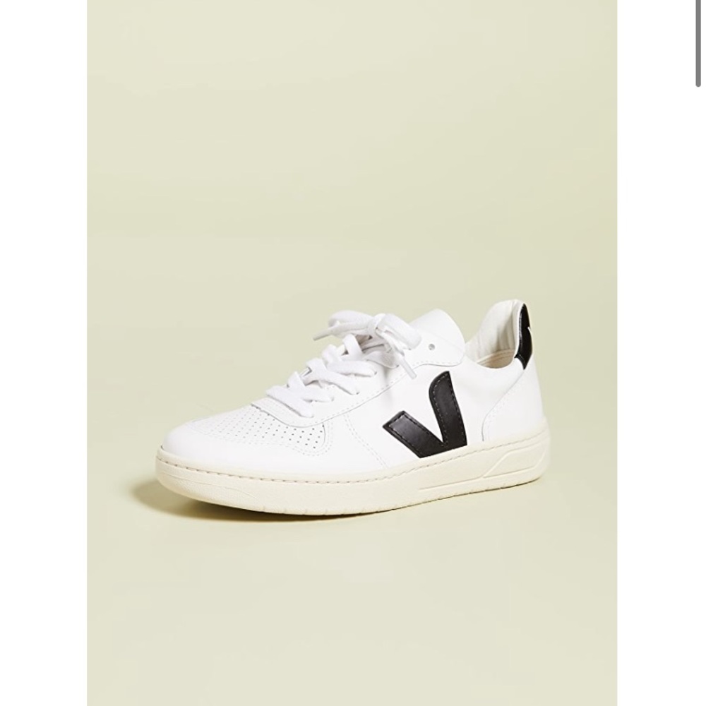 Veja v10 sneakers.   Size 7. Runs big.  Fits more like 7.5-8